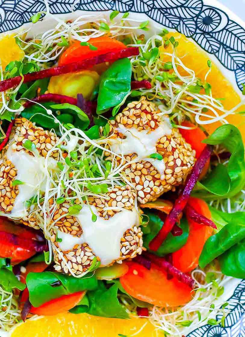 MARINOITU TAI SAVUTOFU SEESAMIKUORRUTTEELLA AINEKSET (10-15 MIN / 2-3 ANNOSTA) 1 pkt Jalotofu Marinoitu tai Kylmäsavu 3-4 rkl kookosnektaria (tai vaahterasiirappia) reilusti seesaminsiemeniä ripaus