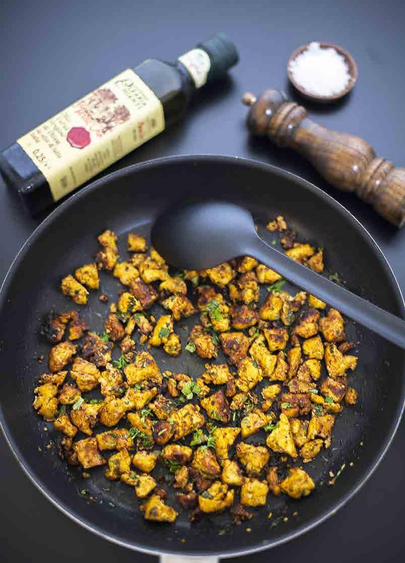 KÄSITTELY PANNUMARINOITU TOFU AINEKSET (10-15 MIN / 2-3 ANNOSTA) 1 pkt Jalotofu Maustamaton tai Hempnut 1 tl currya ½ tl savupaprikajauhetta 2-3 rkl soijakastiketta kourallinen tuoretta persiljaa