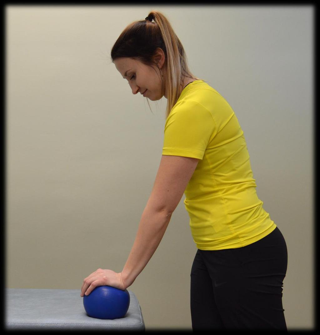 Lavan hallinnan harjoite 6: Pallon työntö tasoa vasten Seiso tukevasti sopivan korkuisen tason, esimerkiksi matalan pöydän, edessä ja aseta pallo tason ja kuntoutettavan yläraajasi väliin kuvan
