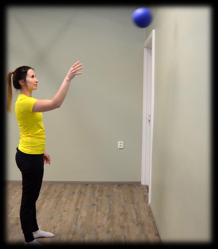 ) Toiminnallinen harjoite 1: Pallon heitto Seiso tukevasti noin metrin päässä seinästä kuvan osoittamalla tavalla.