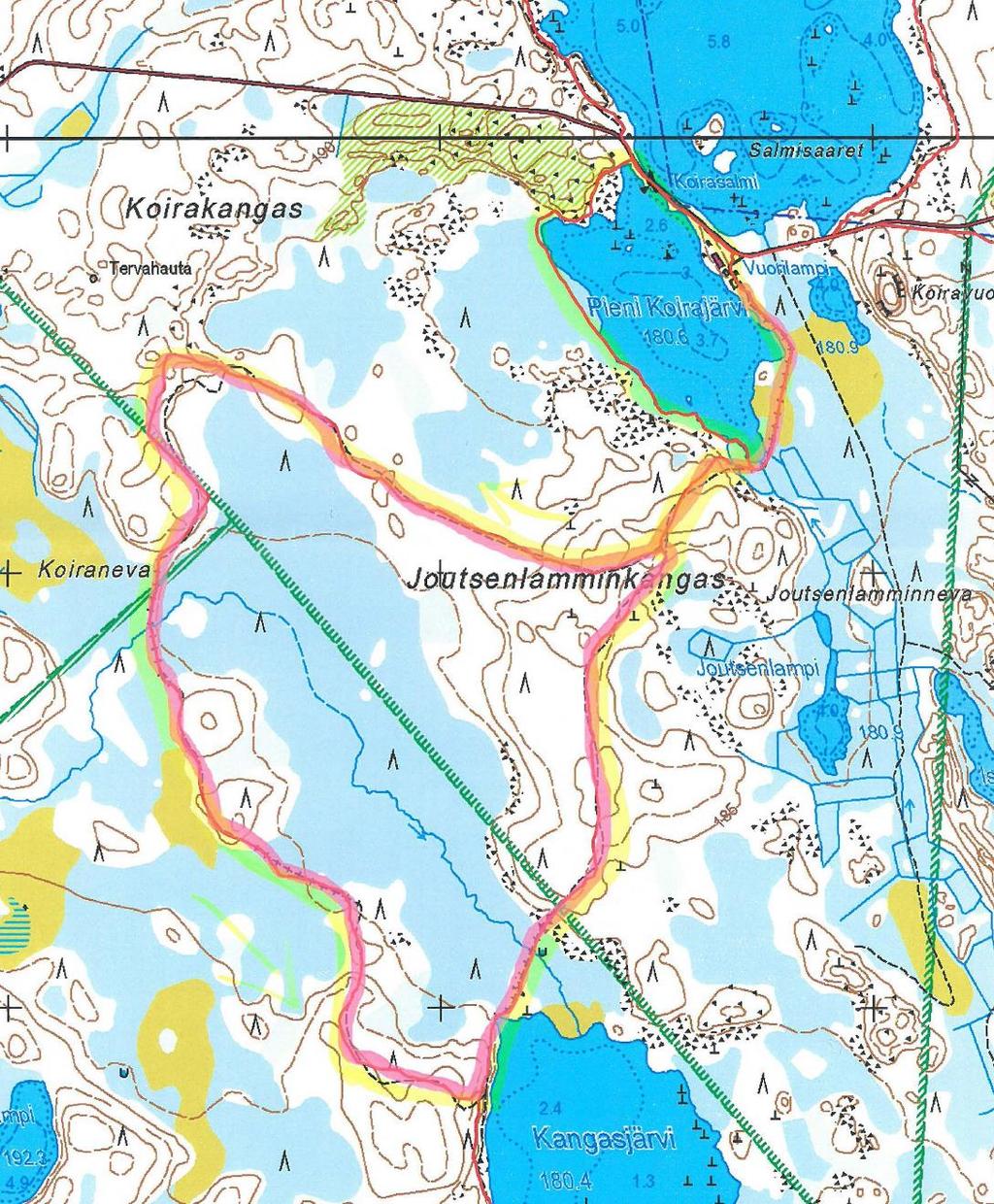 4 Pienen Koirajärven rantaa pitkin kohti Salamanperän luonnonpuistoa. Reitin varrella on tervapirtin kiukaan lisäksi suoniittylato ja pirunpelto.