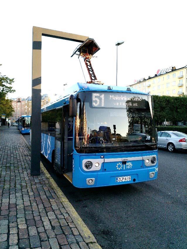 Kuva 5. Sähköbussin lataus bussin katolle asennetun pantografin avulla. Kullakin käyttötapauksella ja luokalla on sille tyypillisiä latauspaikkoja.