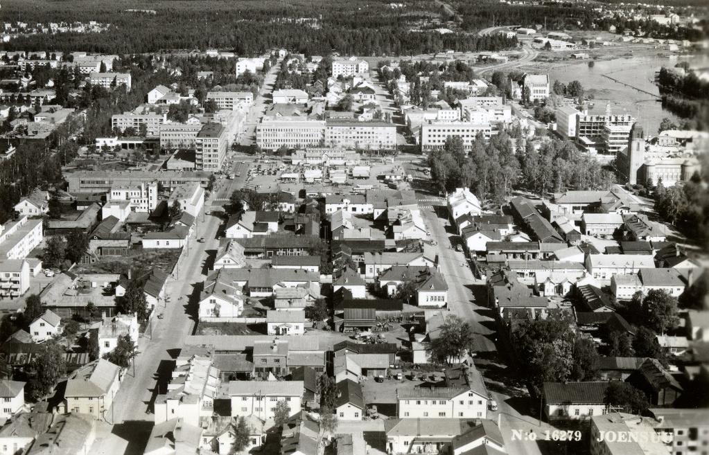 Vasemmalla laidalla on asuinkerrostalovaltaisia sekakortteleita. Kuva: JoKA. Asemakaava vähensi voimassa olleita rakennusoikeuksia, kuten 1953 yleiskaava ohjasi. Matala rakentaminen jatkui.