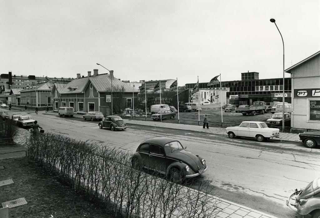 Liikekeskustan epäyhtenäinen kaupunkikuva Liikekeskustan kaupunkikuva muodostui rikkonaiseksi 1960- luvun jälkipuoliskolta 2000-luvun alkuun. Näkymä Torikadulta 1970- luvulla.