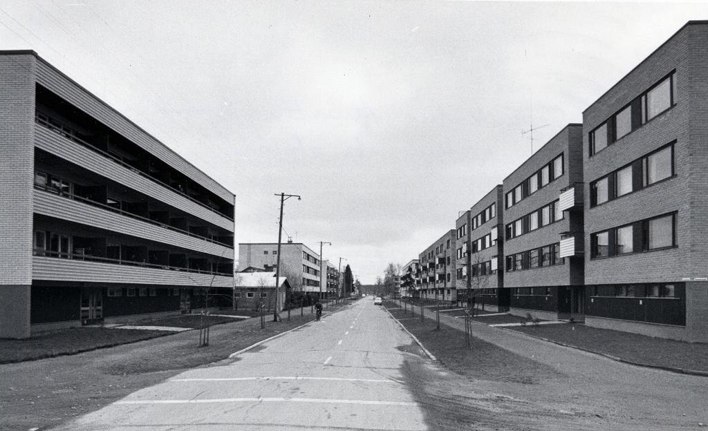 Matala kaupunki perinteenä Myös Tuomiston kaupunginarkkitehtiuran aikana 1963 1992 Joensuuta suunniteltiin matalana kaupunkina. Se nähtiin ihmisläheisenä joensuulaisen kaupunkisuunnittelun perinteenä.