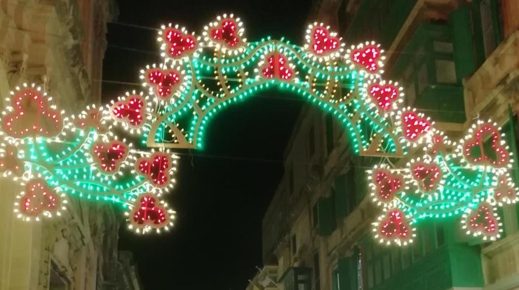 erilaisina uskonnollisina asetelmina,