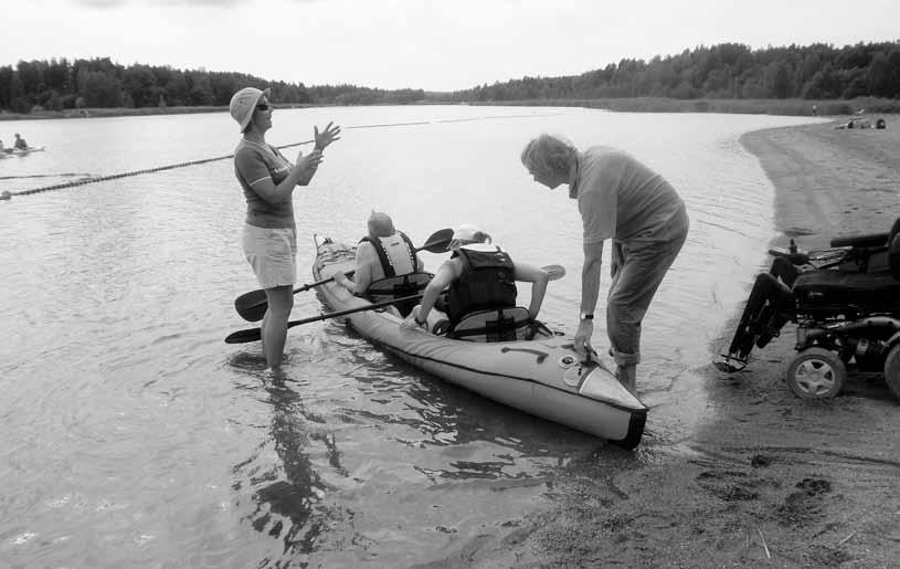 Minäkin pysyin sisällä, jossa jäähdytys toimi toisin kuin uudessa autossani, jonka puhallin toimi vain silloin kun oli viileämpää.