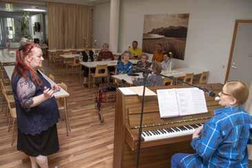 Käytännössä se tarkoitti palveluohjausta, palveluihin saattamista, Kela-asioiden tulkitsemista. Työni auttoi ihmisiä pääsemään jaloilleen ja löytämään mielekästä tekemistä päiviinsä.