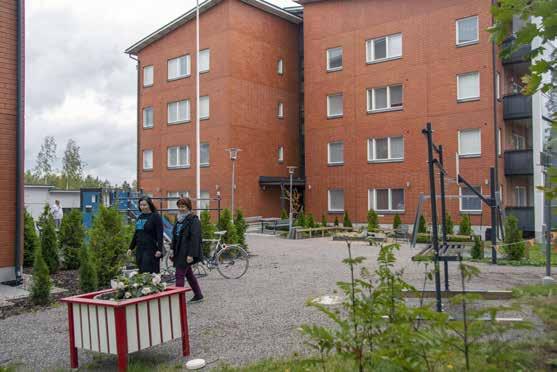Siskot ja Simot lähestyvät yksinäisiä ikäihmisiä Siskot ja Simot lähestyvät kolmen asuinalueen ikäihmisiä ja kutsuvat heitä kohtaamaan toisiaan Nikkarinkruunun vuokratalojen asukastiloissa.