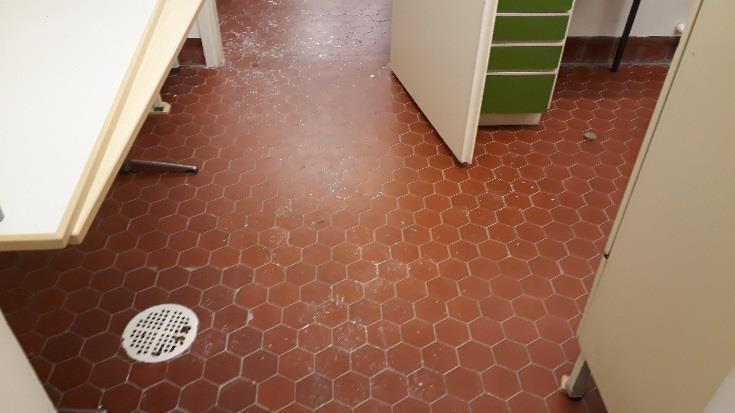 Sosiaalitilojen (siivouskeskus) lattian keraamisesta klinkkerilaatoituksesta, saumaus- ja kiinnityslaastista sekä lattiatasoitteesta otetusta näytteestä ei havaittu