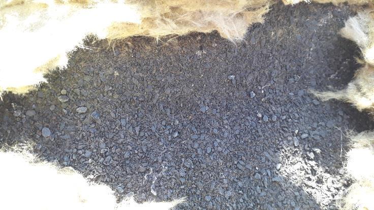2 PAH-yhdisteet (kreosootti ja kivihiilipiki) Eripuolille kiinteistö tehdyissä lattioiden koeporauksissa (3 kpl) ei havaittu vesieristeenä käytettyjä bitumisivelyitä tai