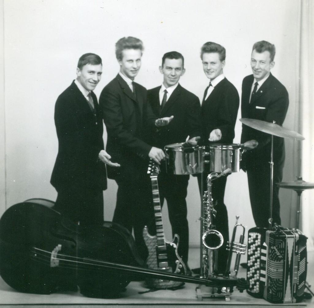 Noin vuoden mittaisen Ruotsin reissun jälkeen perustimme Hautamäen Matin ja Veikon kanssa Song Boys-yhtyeen vuonna 1958, jossa Paajasen Leo oli rummuissa.