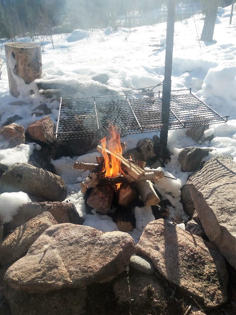 Halkaise chili, poista siemenet ja kalvot. Hienonna chili. Kuullota lopuksi sipulit ja chilit, kumoa ne pataan. Sekoita joukkoon inkivääri, etikka, fariinisokeri ja mausteet. Kumoa päälle tomaatit.