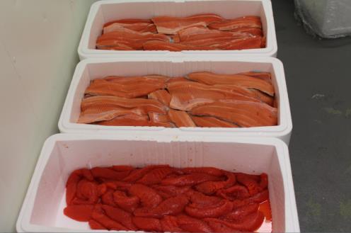 Valtaosa kalasta kuitenkin myydään päivittäistavarakauppojen kautta Suomessa on noin 15 000 suurtalouskeittiötä, joista pääosa tarjoaa kalaa.