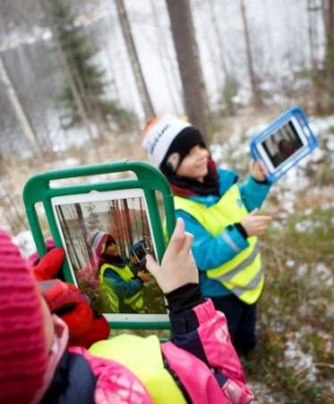 Pedagogisilla ratkaisuilla pyritään erityisesti lasten fyysisen, psyykkisen ja sosiaalisen hyvinvoinnin tukemiseen monimuotoisessa arjessa ja juhlassa.