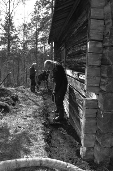 Moberginojan Kultalan vanhan ison saunan katto kaipasi kipeästi uusimista ja muiden rakennusten katot olivat uudelleentervaamisen tarpeessa.