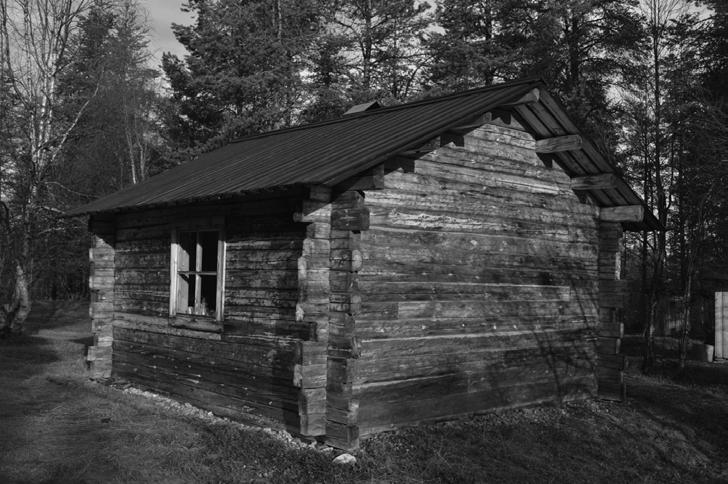 Hiljattain tervattu varaustuvan katto kiiltää vielä tummana