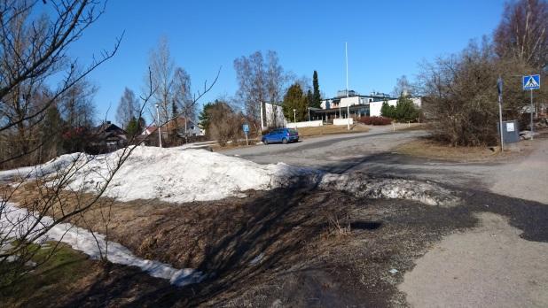 Nykytilanteessa tontilla sijaitsee vuonna 1966 valmistunut Uudenkylän seurakuntatalo. Tontilla kasvaa useita puita ja pensaita ja se on pääosin nurmikkoa.