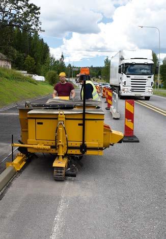 Liukuvalutekniikaalla voidaan kunnostaa vanhat huonokuntoiset tai liian matalat reunakivet ilman, että vanhaa rakennetta täytyy ensin poistaa.
