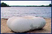 41. Gunn Harbitz BEACH STONE IN LEVEL 1997 Norjalainen veistäjä on toteuttanut Norjan tiemaisemiin useita monumentaalisia veistoskokonaisuuksia ja työstää kivestä jatkuvasti myös vaikuttavia