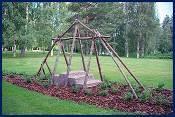 59. Petra Valentova CONSTRUCTION STEPS -MONUMENT 1997 Tsekkiläinen taideopiskelija työsti kivirappuset ensimmäinen kivityöharjoitus tekijälle ja kuorimattomista puuparruista rakennuskehikon, joka