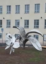 Teos on sijoitettu Kuninkaanlähteenkadulle, stadionin läheisyyteen.