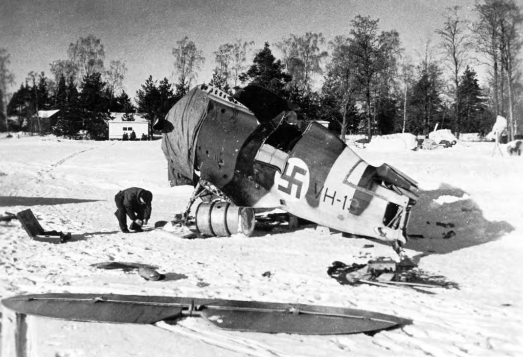 Koneet ja henkilöstö: VH-12 luutn Paltila ja VH-11 kers Koskinen. Tehtävä: Suursaaren rannalla havaitun viholliskoneen tuhoaminen. Varustus: Täydet tuliannokset.