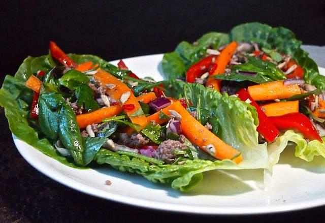 LAUANTAI&SUNNUNTAI Thai-jauheliha-salaattikupit 800g jauhelihaa 4 kynttä valkosipulia 2 pientä punasipulia 3 tomaattia 4 porkkanaa 2 punaista paprikaa 2 punaista chiliä 1 ruukku thaibasilikaa 1