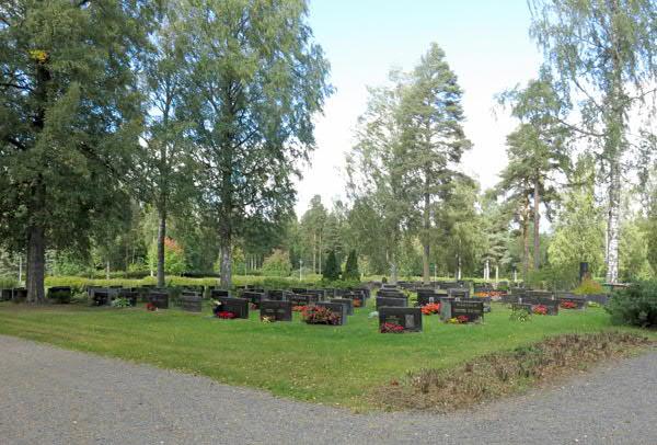 Seuraavaksi yleisin muistomerkkityyppi on laatta 4 kappaleella, joista kolme on mustaa