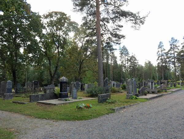 7.4. Osasto C Muistomerkkien tyypit ja lukumäärät, osasto C Materiaalit Pystymuistomerkki Vaakamuistomerkki Laattamuistomerkki Risti Muut Musta graniitti Harmaa graniitti Punainen graniitti 54 75 4