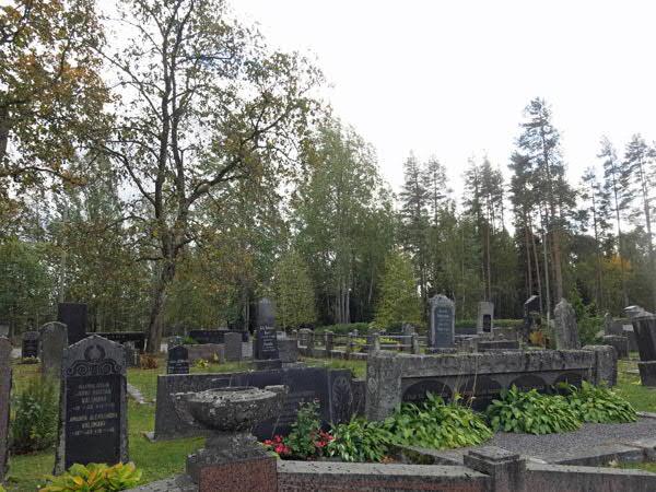 Suuret kokonaisuudet Favenin ja Hautaan sukuhaudat muuttavat symmetristä rivihautailmettä, sillä hautakokonaisuuksien syvyys on useiden hautarivistöjen mittainen.