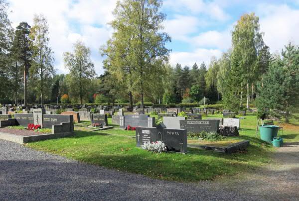 mutta käytävän varrella on muutamia 1920 1930-luvun hautoja.