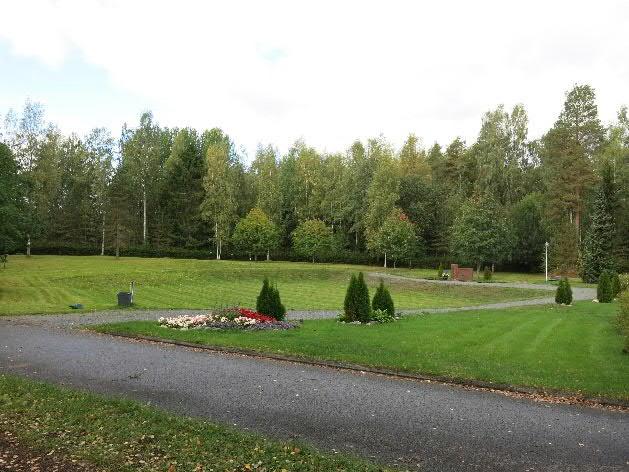 varrelle. Osaston yleisilme on vaakakivivoittoinen, mutta laajennoksessa on runsaasti hautaamatonta nurmipintaista aluetta.