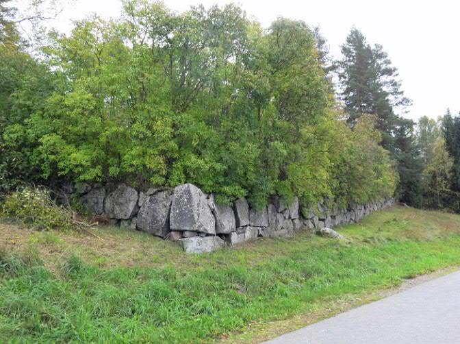 pystykoristelistat. Lehteriä kannattelevat joonialaiset pylväät, joiden yläosassa on sahalaitakuviota ja liekkiaihe. Kangasalan urkutehtaan valmistamat urut on hankittu 1933.