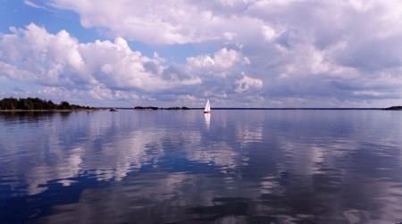 Luonto mahdollistaa eletyn kehon kokemuksen syntyä. Kuhmonen (1998) toteaa, että luontosuhteessa aistiva keho on yhteyden rakentaja, side luontoon.