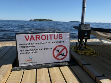 hybridijärjestelmä = 2 x 300 W aurinkopaneelit ja