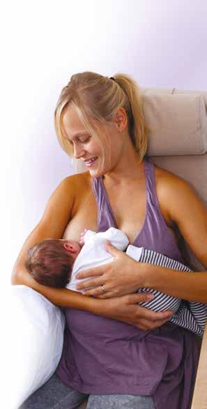 Ensipäivinä voit antaa vauvasi hakeutua rinnalle ihokontaktissa puoli-istuvassa asennossa. Vaihtoehtoisesti voit imettää kyljellä maaten tai istuen.