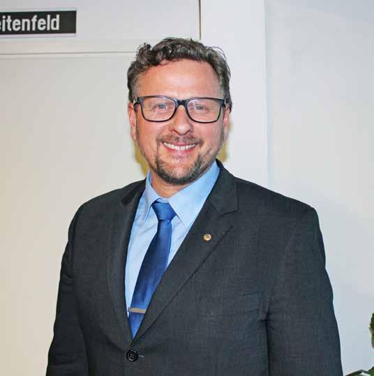 10 RESERVIUPSEERILIITON EDUNVALVONTAA Reserviupseeriliiton puheenjohtaja Mikko Halkilahti aloitti kevätkokousillan rautaisannoksella Reserviupseeriliiton edunvalvontatyöstä.