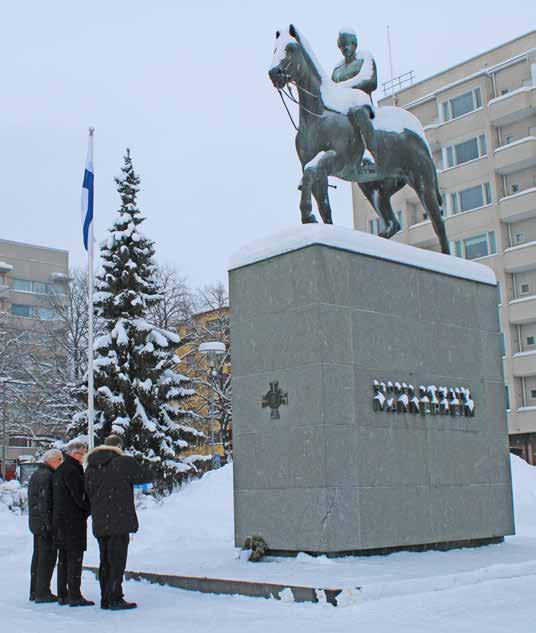 Patsaalle oli saapunut komea joukko maanpuolustusväkeä kunnioittamaan tilaisuutta läsnäolollaan.