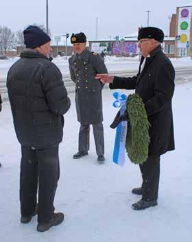 Muistohetkeen osallistui 16 hengen osasto, joka ei säikähtänyt vallitsevaa tuulista pakkaskeliä.