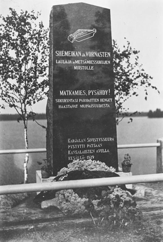 Tolvajärven Kivisalmen sillan viereen pystytettiin runonlaulajanpatsas 21.7.1929. Kuva Toukomies lehdestä.