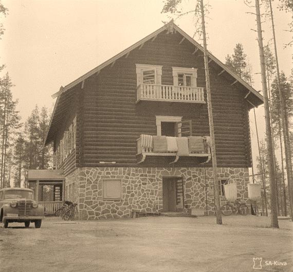 Matkailijamajalla oli suomalaisten kenttäsairaala talvisodassa ja jatkosodan alussa vuonna 1941 siellä toimi saksalaisten kenttäsairaala.