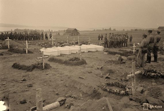 Tolvajärven kenttähautausmaa SA-kuva Suomalaisten kaatuneitten hautaus