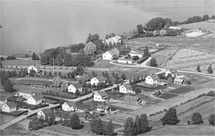 2 1940-1950 -luku: Vuonna 1928 rakennetun pappilan eteläpuolella sijainneille pelloille rakennetut jälleenrakennuskauden pientalot muuttivat aikanaan radikaalisti ympäristöään.