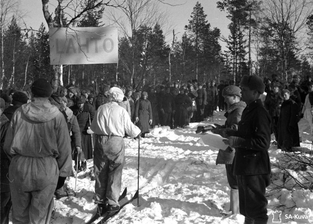 Kilpailija odottaa lähtömerkkiä vuonna 1900. Vauhtia ja varallisuutta kilpailuista Kun teitä rakennettiin lisää, hiihtäminen ei ollut enää välttämätöntä.