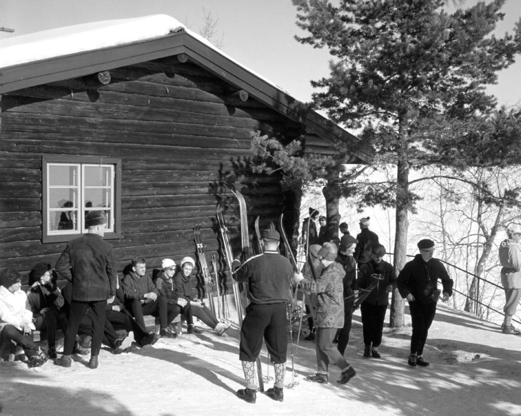 Rautakankareen hiihtomaja Lahdessa 1960-luvun lopulla Kansanhiihdot ja laturetket Jatkosodan jälkeen vuonna 1946 tapahtui jotain merkittävää.