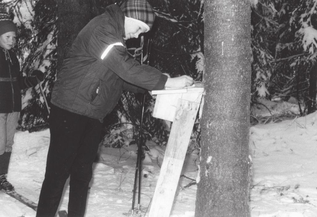 Puulaatikossa olevaan vihkoon merkittiin oma hiihtosuoritus.