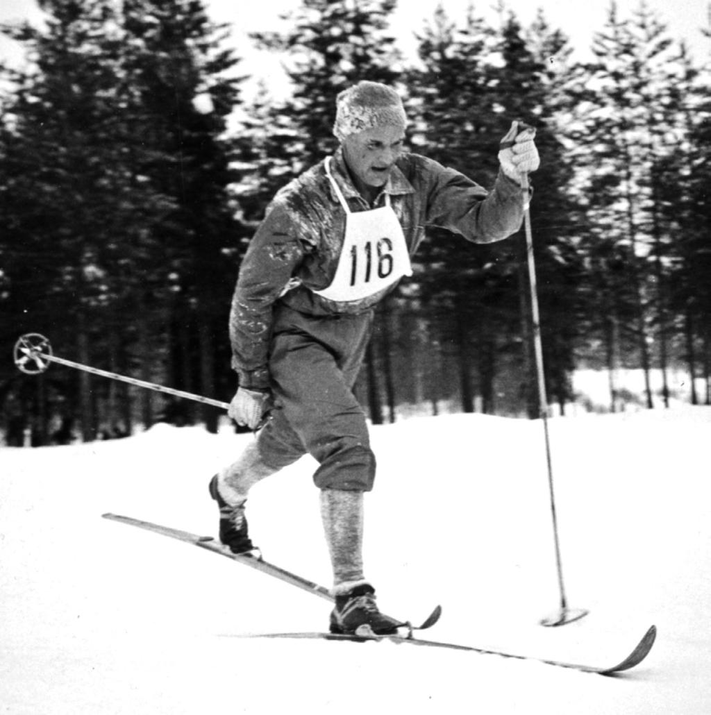 Olympiavoittaja Veikko Hakulinen Kuva: Historian kuvakokoelma / Museoviraston kuvakokoelmat Kilpailumenestystä ja palkintoja Sotien jälkeen suomalaiset hiihtäjät menestyivät ulkomailla.
