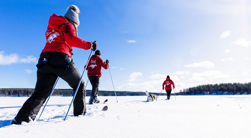 Kuva: Wille Markkanen / Visit Lakeland Hyvinvointia yhdessä hiihtäen Eino Leino kiteytti jo vuonna 1900 runokirjassaan Hiihtäjän virsiä: Hyvä on hiihtäjän hiihdellä, kun hanki on hohtava alla.