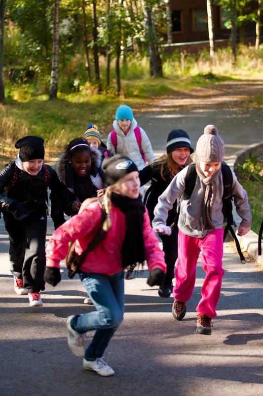 Kehittämistyön tavoitteet Varhaiskasvatus-, koulu- ja oppilaitosympäristöt ja yhteisöt vahvistavat lasten ja nuorten hyvinvointia